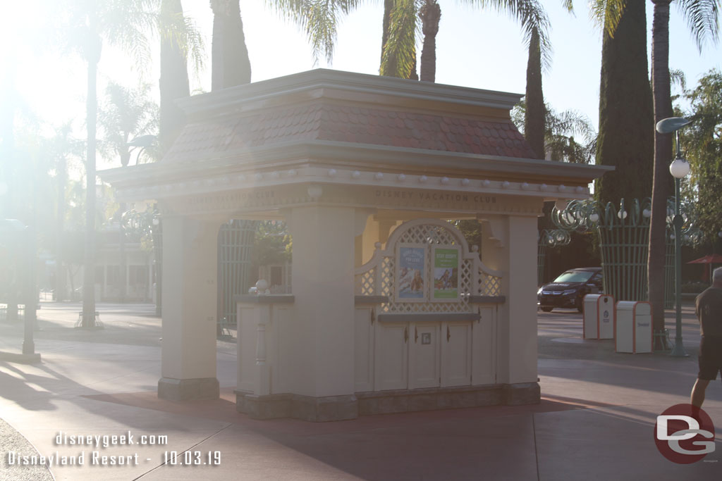 Arriving at the parks about 5 minutes before they were to open for the day.  All is quiet at the DVC kiosk.