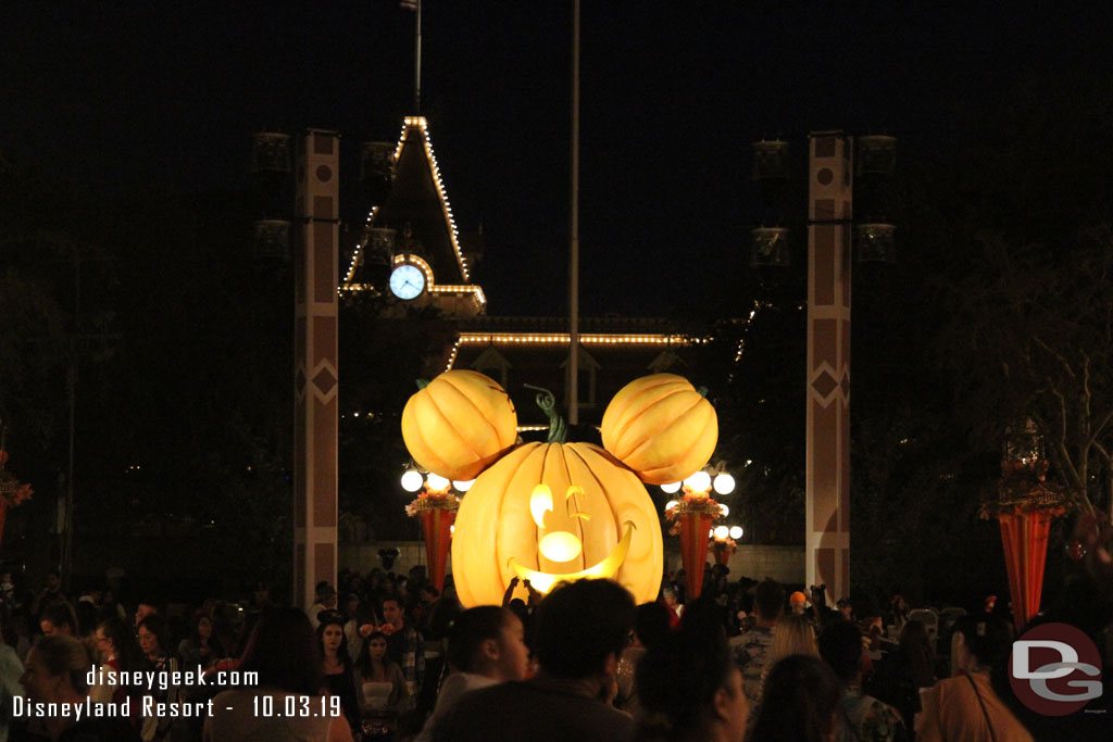 Mickey Pumpkin flanked by two light trusses.