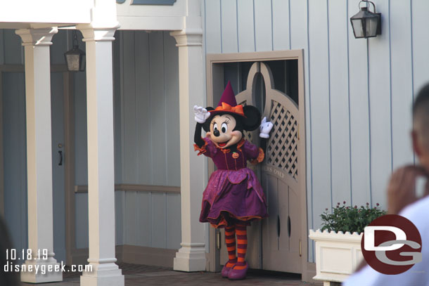 Minnie waving goodbye.