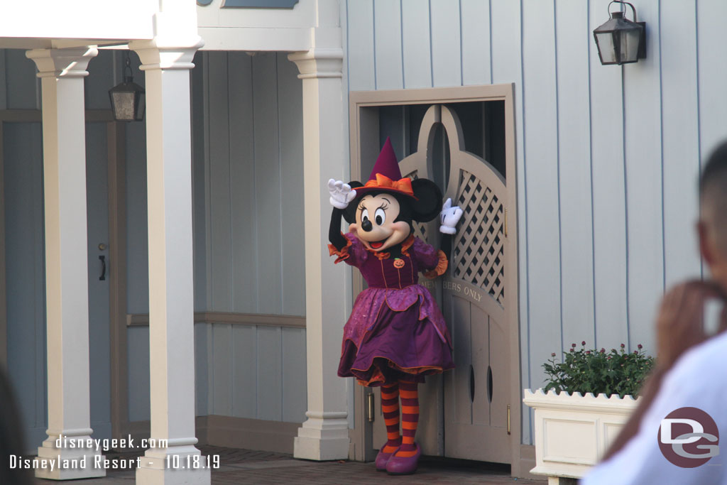 Minnie waving goodbye.