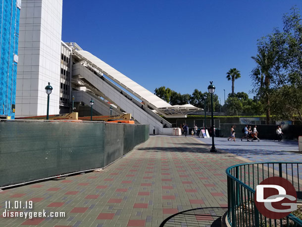 Looking toward the escalators.  Only the set to the top floors was available.