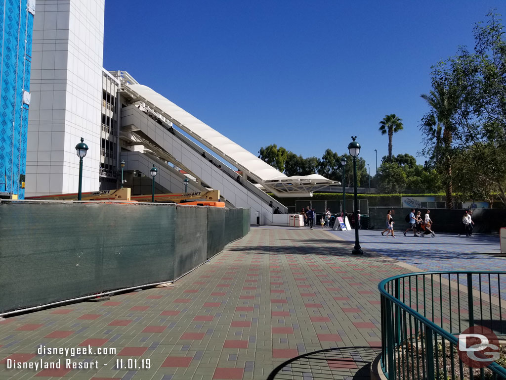 Looking toward the escalators.  Only the set to the top floors was available.