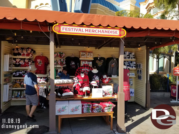 The Festival of Holidays merchandise kiosk.  No time to look around as I was on the move to catch the 2pm Viva Navidad Street Party.