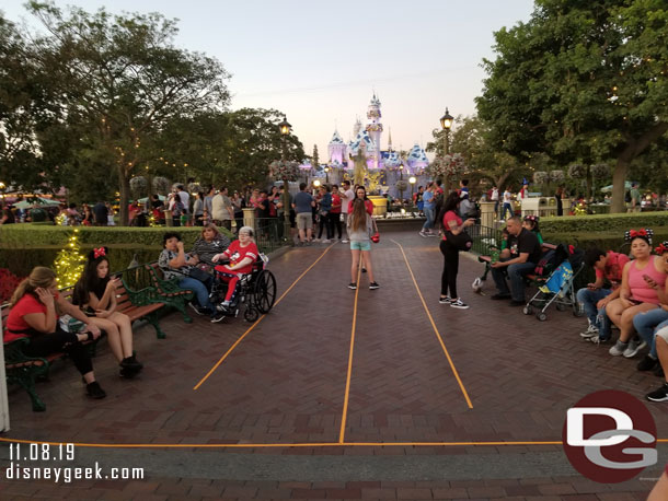 An extended queue set up for the popcorn buckets.