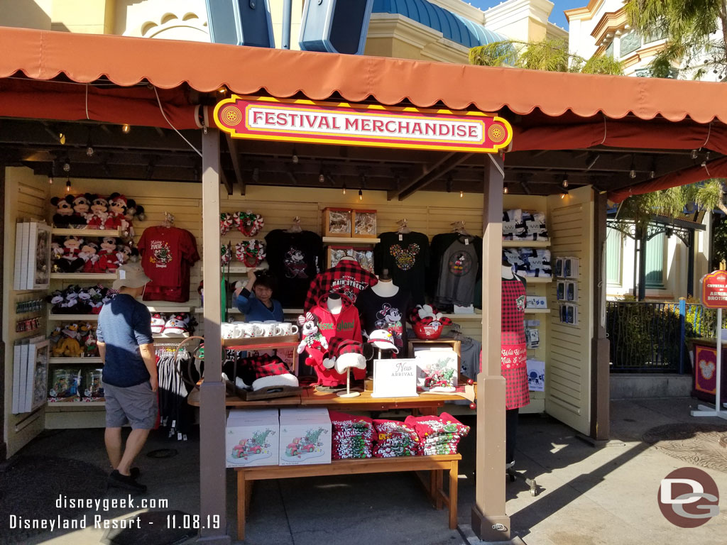 The Festival of Holidays merchandise kiosk.  No time to look around as I was on the move to catch the 2pm Viva Navidad Street Party.