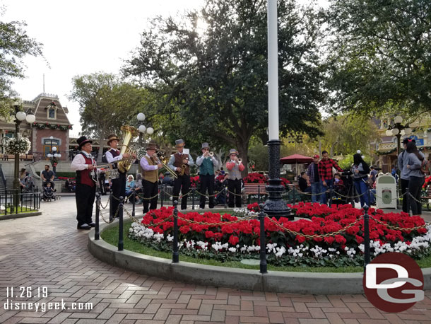 I returned to Town Square for the 2:00pm Dickens Yuletide Band performance.