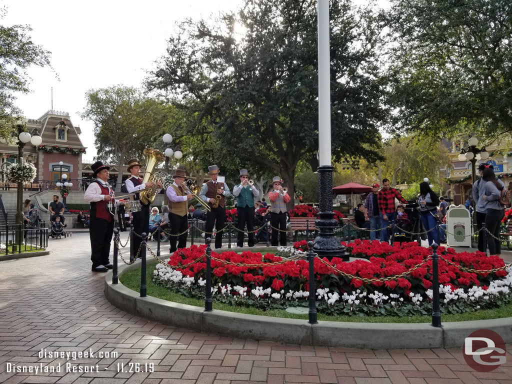 I returned to Town Square for the 2:00pm Dickens Yuletide Band performance.