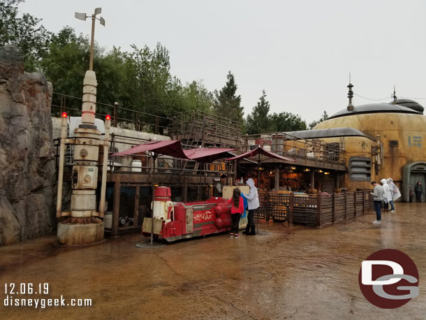 New Coca-Cola Droid carts have rolled out in Star Wars: Galaxy's Edge.  Here is one near the garage area.