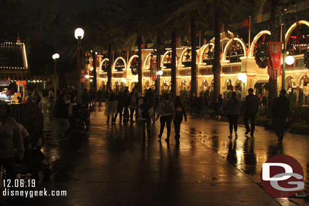 I walked over to Paradise Gardens to see if Viva Navidad would go.. arrived and all was quiet so it was going to be cancelled.  They did not play any announcement until show time saying it was cancelled. 