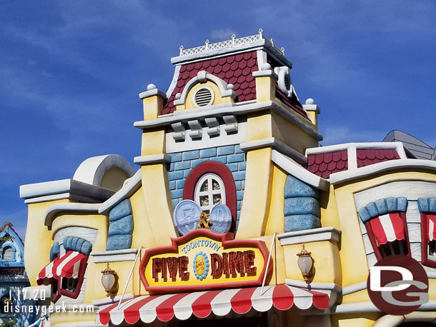 In Toontown all is back to normal, Christmas decorations are long gone.