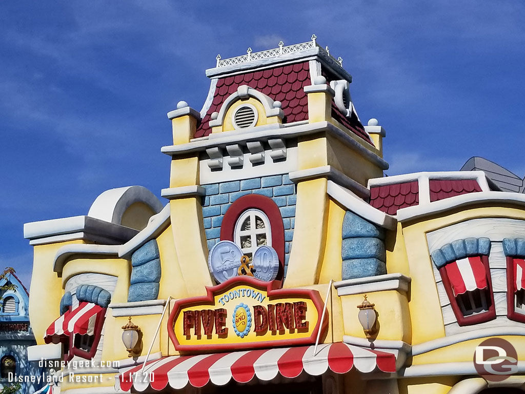 In Toontown all is back to normal, Christmas decorations are long gone.