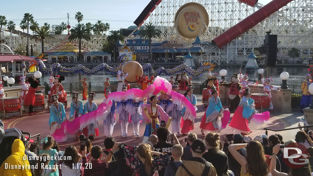 Mulan with silk fan performers