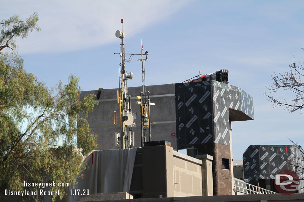 A look at the work from the side as the facade takes shape and details are emerging.