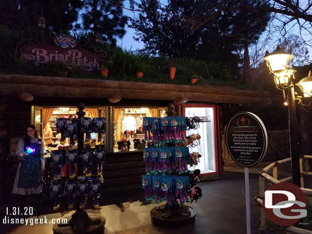 Hmm.. seems this Rise of the Resistance Boarding group warning sign is on the wrong side of the walkway.. not sure people exiting Splash Mountain Fastpass distribution or visiting the Briar patch are the target audience.