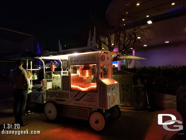 No lines for popcorn today in Tomorrowland.  It appears the Millennium Falcon popcorn buckets are sold out/gone.