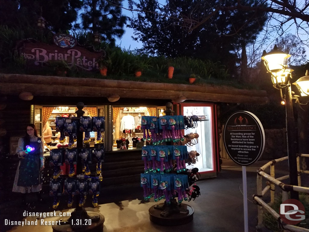 Hmm.. seems this Rise of the Resistance Boarding group warning sign is on the wrong side of the walkway.. not sure people exiting Splash Mountain Fastpass distribution or visiting the Briar patch are the target audience.