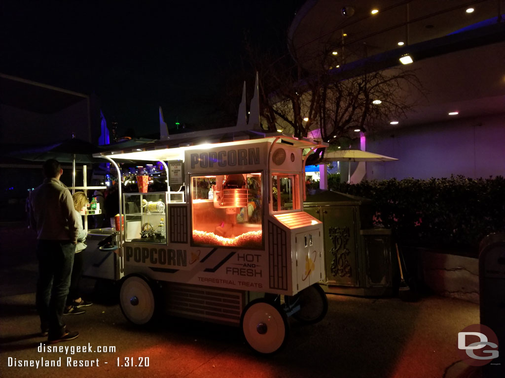 No lines for popcorn today in Tomorrowland.  It appears the Millennium Falcon popcorn buckets are sold out/gone.