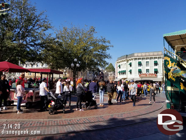 Lines wrapping around Town Square this afternoon.  There were two.  One around the outside and then one on the interior around the Flag pole.  Both for the Valentine's Day photo op.