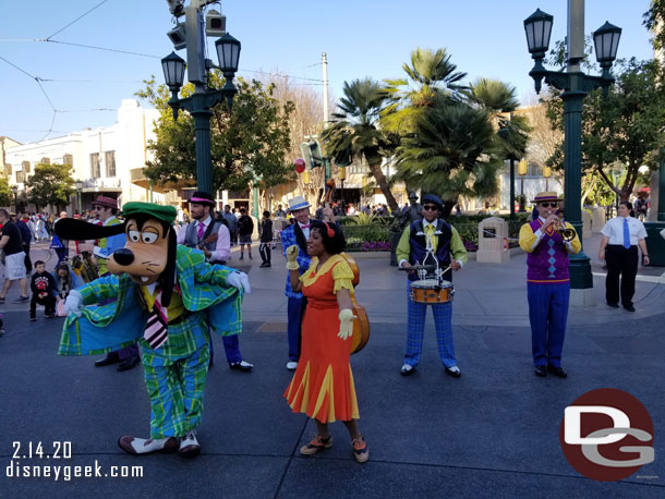 Goofy joining Five & Dime for a song.