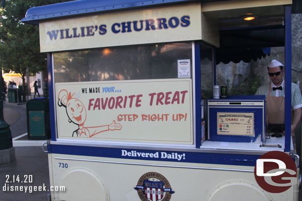 There was a line of about a dozen guests (off to my right) for the Fluffernutter churro.