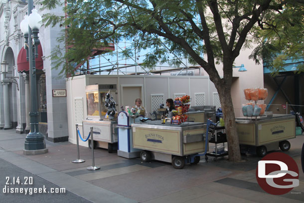 Out door vending carts right up against the Hyperion construction walls.