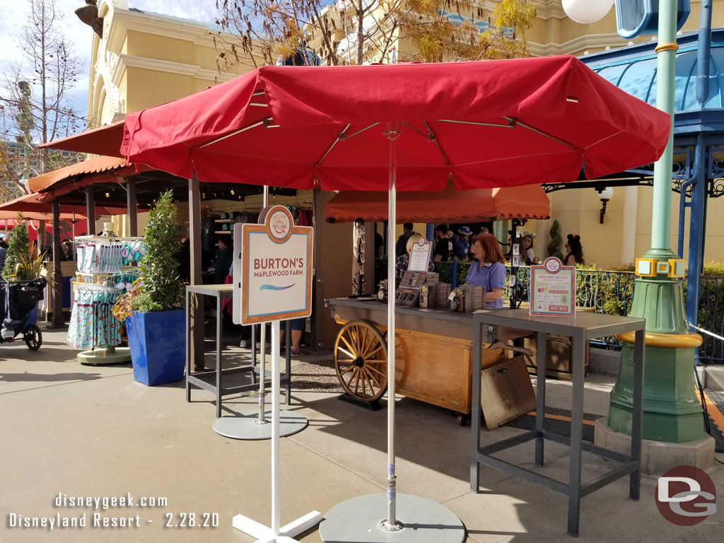 There are some vendor kiosks set up along the performance corridor/parade route/festival corridor 