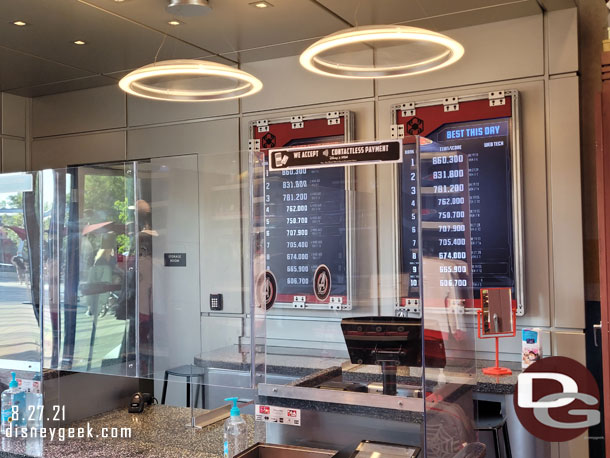 The cash registers have plexiglass and behind them a display with scores from the attraction.