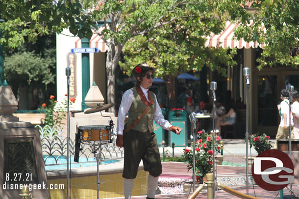 The Citizens of Buena Vista Street also appear in Carthay Circle throughout the day.