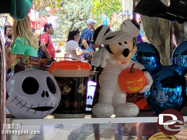 The hot item this morning around the park was the Mickey popcorn bucket.  At first only a stand or two had it but by mid day it seemed to be everywhere.