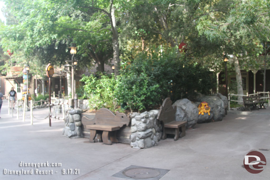 All quiet throughout Critter Country with the stores and meet and greet not open for the day yet.