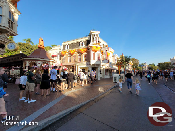 A line at Carnation Cafe waiting for it to open for breakfast.