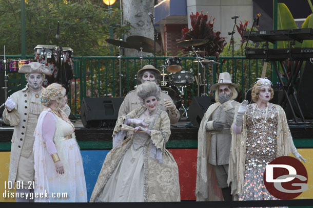 Arrived at the stage in Downtown Disney just in time for the last song of the 5:30pm set by the SCAREolers.