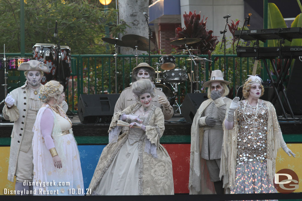 Arrived at the stage in Downtown Disney just in time for the last song of the 5:30pm set by the SCAREolers.