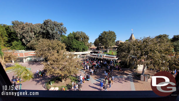 The main entrance of Disneyland had moderate waits at 10:02am.