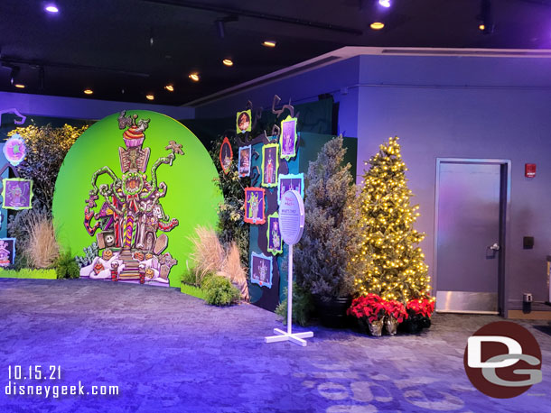 The two large photo ops were still up featuring Muppets Haunted Mansion and Haunted Mansion Holiday.