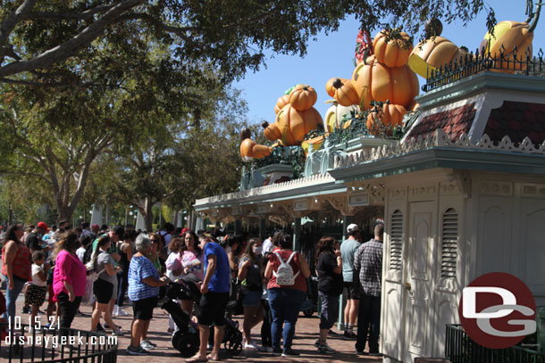 A check of the lines to enter the park at 1:00pm, a small uptick of guests since park hopping just started.