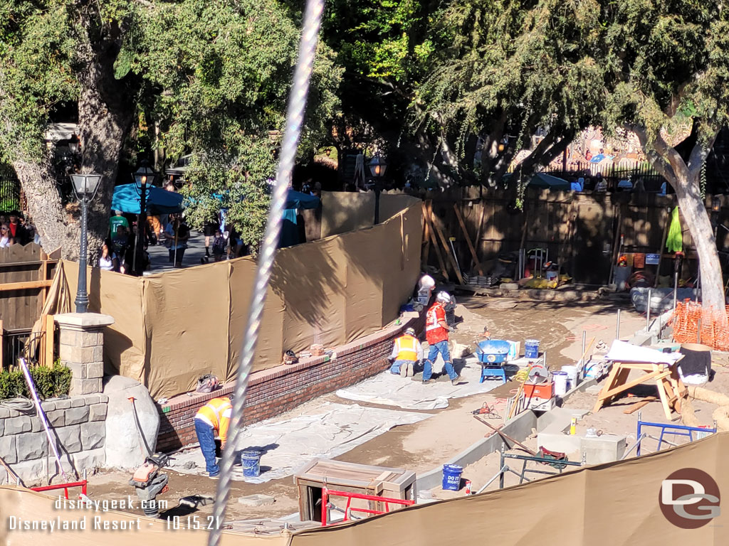 On the riverside the first concrete forms are removed but it is still hard to make out how the area will look.