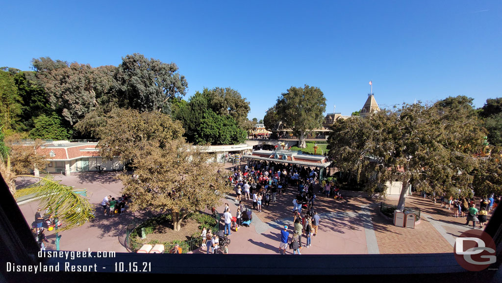 The main entrance of Disneyland had moderate waits at 10:02am.