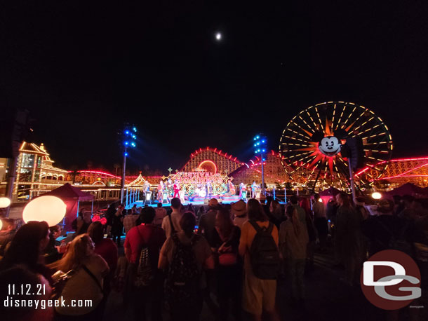 A wider view showing the crowd for the evening concert.