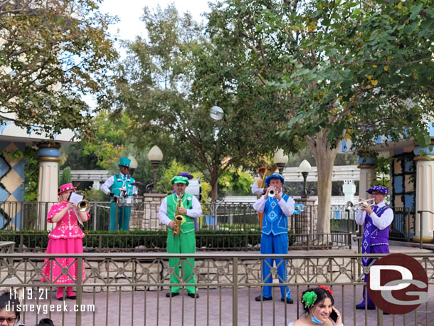 The Pearly Band performing.