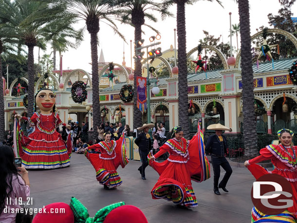 Time for the Viva Navidad Street Party