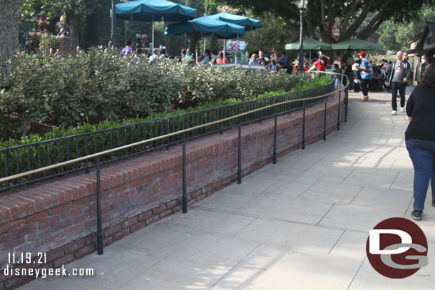 A railing on the ramp now so you cannot sit on the edge of the planter anymore.