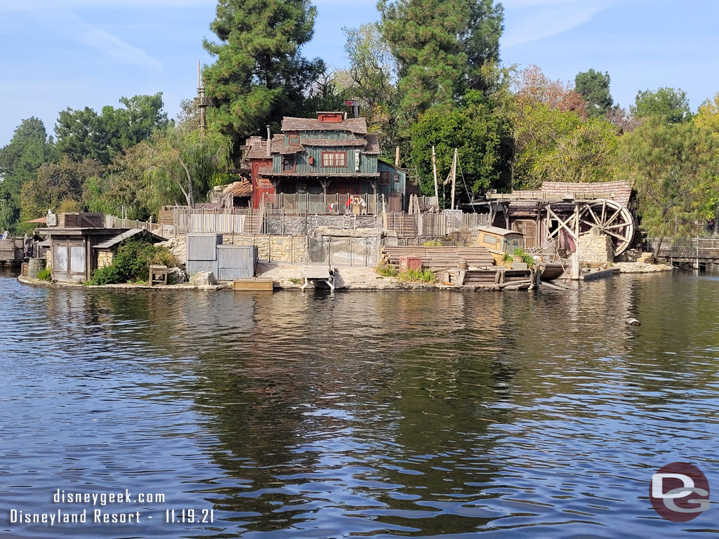 The renovation work on the center section of Fantasmic has wrapped up.