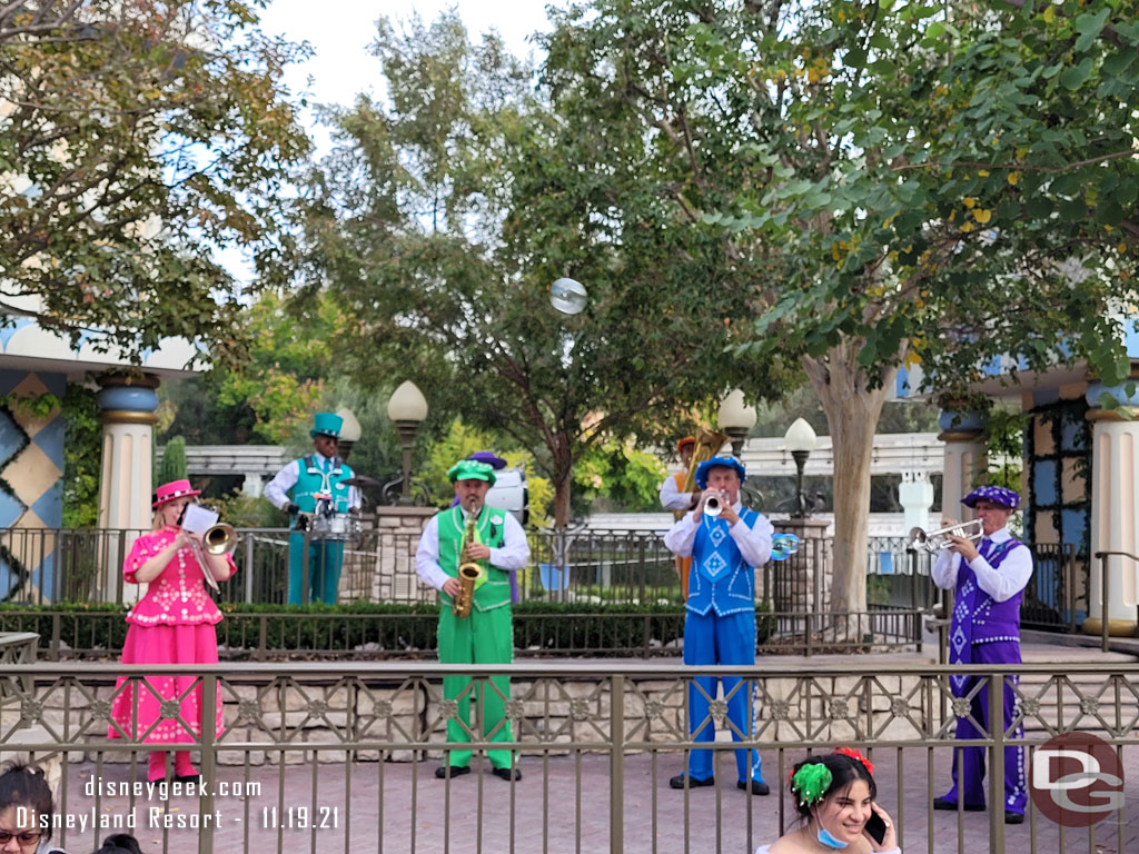 The Pearly Band performing.