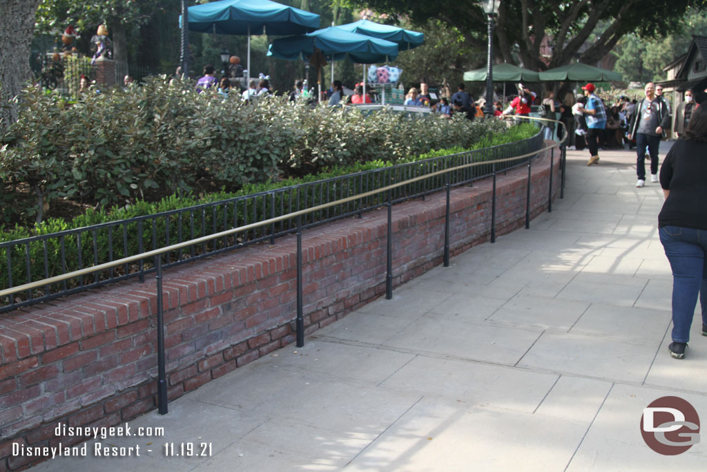 A railing on the ramp now so you cannot sit on the edge of the planter anymore.