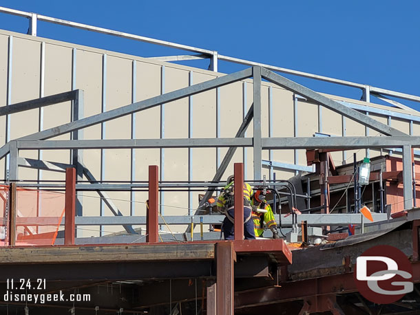 A team working on the facade support on the roof.