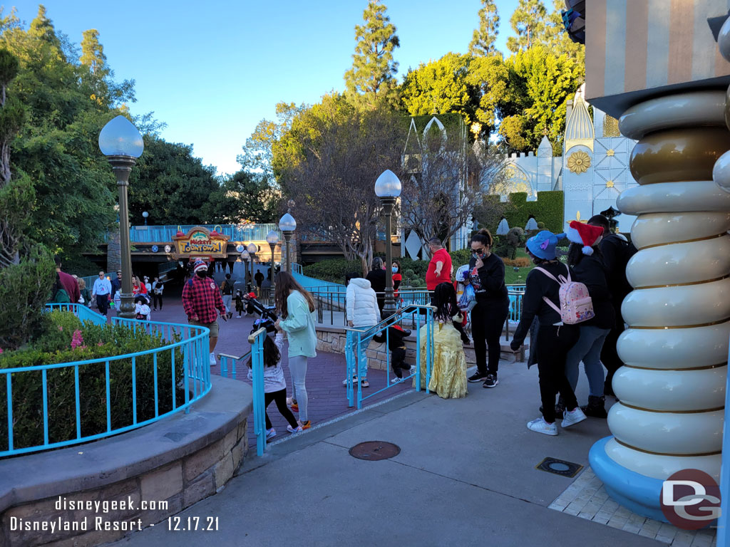 A couple of steps from the gift shop to the walkway.