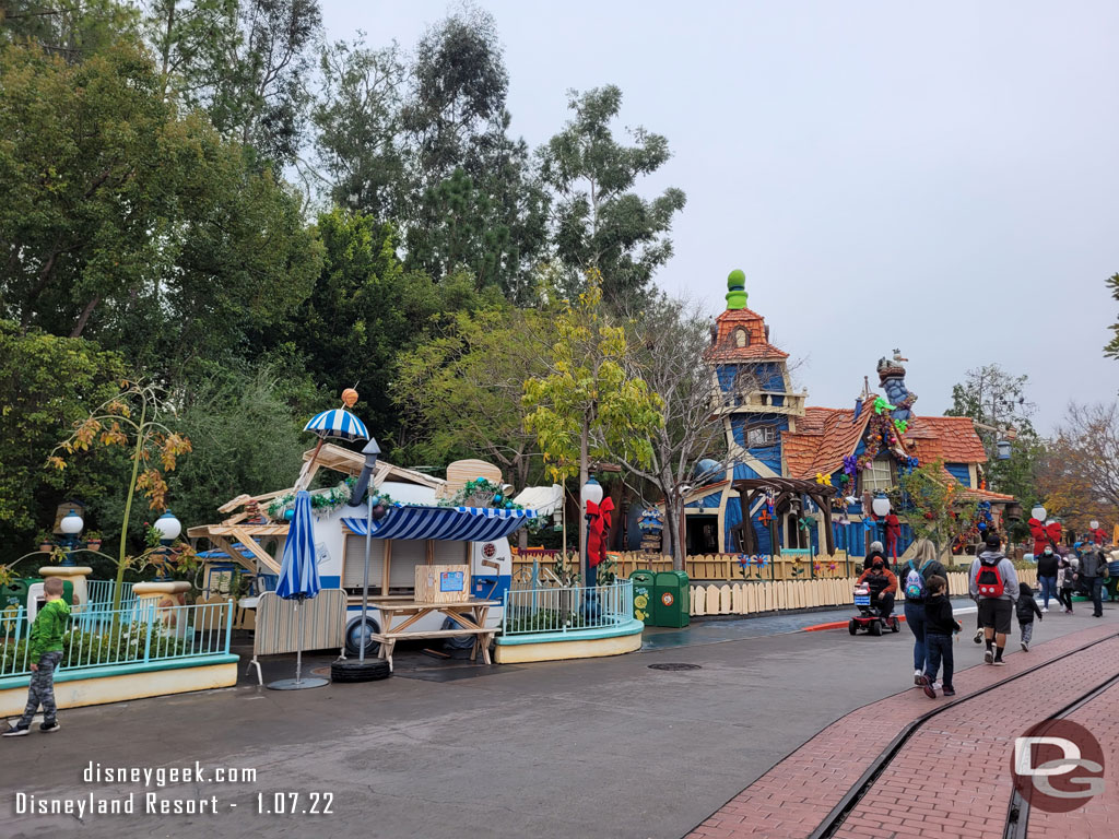 Making my way toward the residential area.