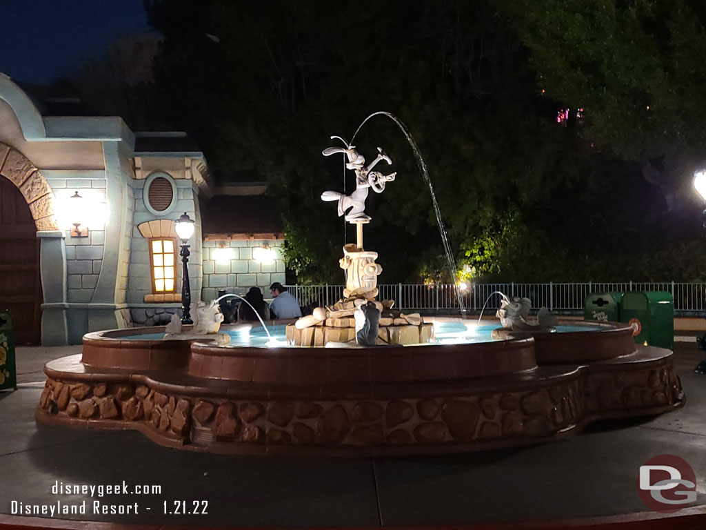 A few shots looking around a fairly quiet Toontown. It was set to close in a couple minutes at 8pm.