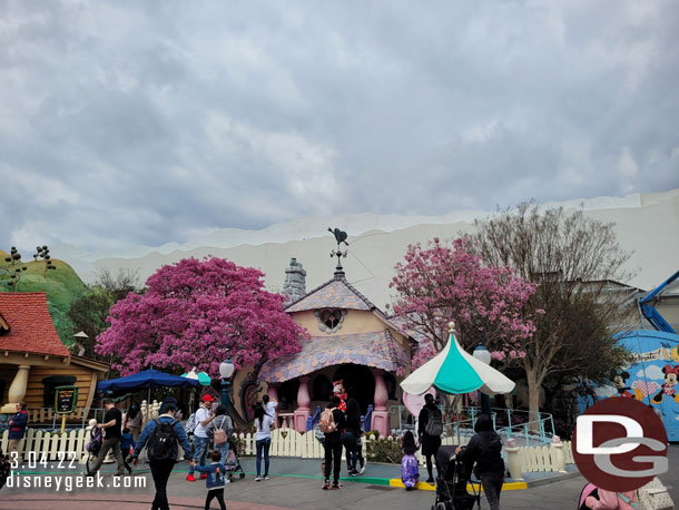 Minnie's House, with the gray sky the white backdrop works to make the show building behind the house seem not so dominate. 